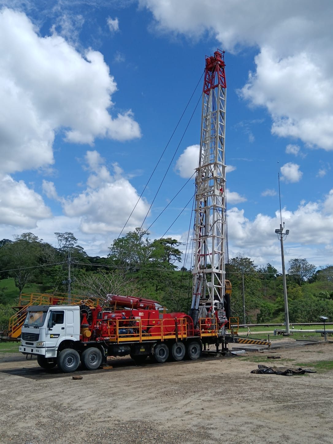 Unidad RSU 550 HP con torre izada